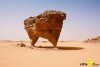 Tảng đá nấm với chân trụ cực bé trụ vững giữa sa mạc nắng gió