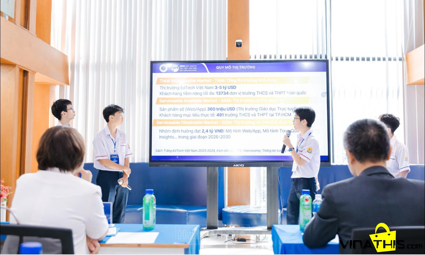 Đội thi How To Love Việt Nam - trường Nguyễn Chí Thanh - Tân Bình đang trình bày dự án của mình trước ban giám khảo