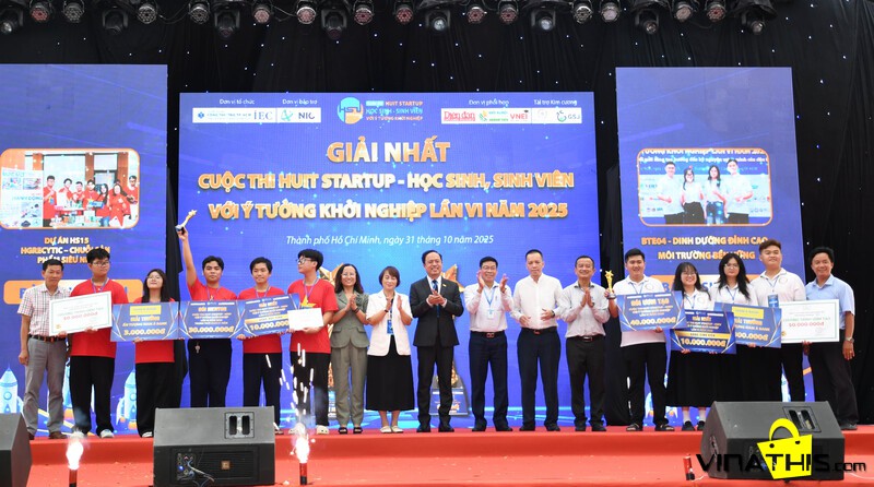 Ban Tổ chức chức trao giải Nhất cho 2 dự án.  Ảnh: Minh Khuê.